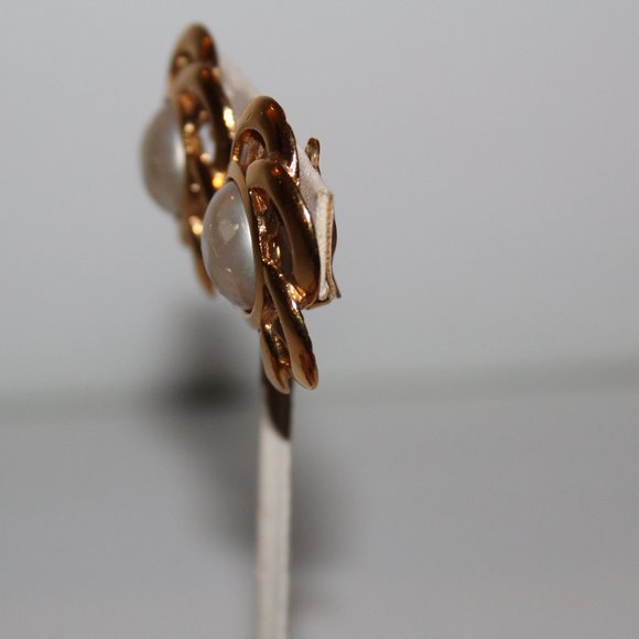 AUTHENTIC VINTAGE CHANEL GOLD TONE AND PEARL CLIP EARRINGS - Picture 3 of 7